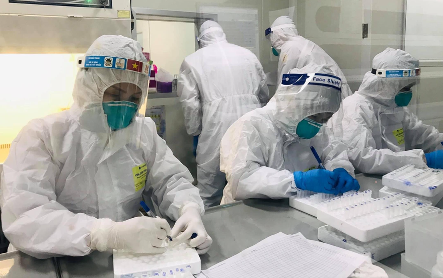 Bộ Y tế yêu cầu công khai giá dịch vụ xét nghiệm COVID-19. Ảnh: Long Phạm