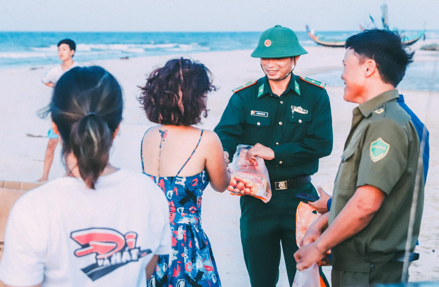 Ca sĩ Thái Thùy Linh “khoe” hình xăm trong chuyến du ca tại Ngư Thủy, Quảng Bình 