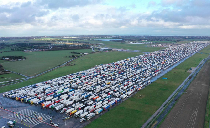 Hàng loạt xe tải xếp hàng ở sân bay Manston của Anh ngày 22/12/2020 để chờ được qua eo biển Manche. (Ảnh: CNN)