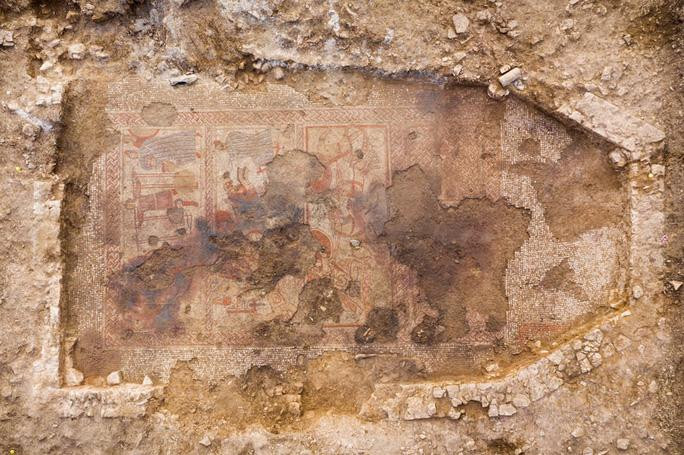 Đi dã ngoại, phát hiện lâu đài kho báu 1.700 năm vùi giữa đồng