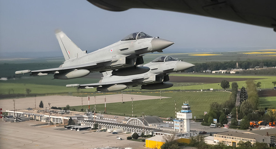 Máy bay chiến đấu Eurofighter không đủ sức đương đầu với hệ thống phòng không S-400 Triumph. Ảnh: Sputnik