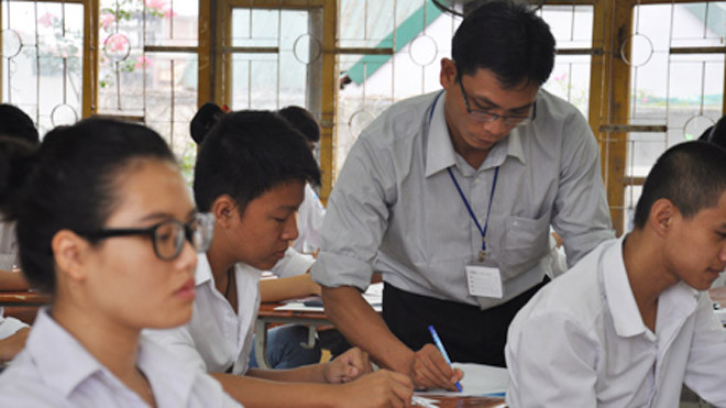 Giám thị coi thi tốt nghiệp tại hội đồng thi Trường THPT Quang Trung (Hà Đông, Hà Nội) năm 2013. Ảnh: Văn Chung (VietNamNet).