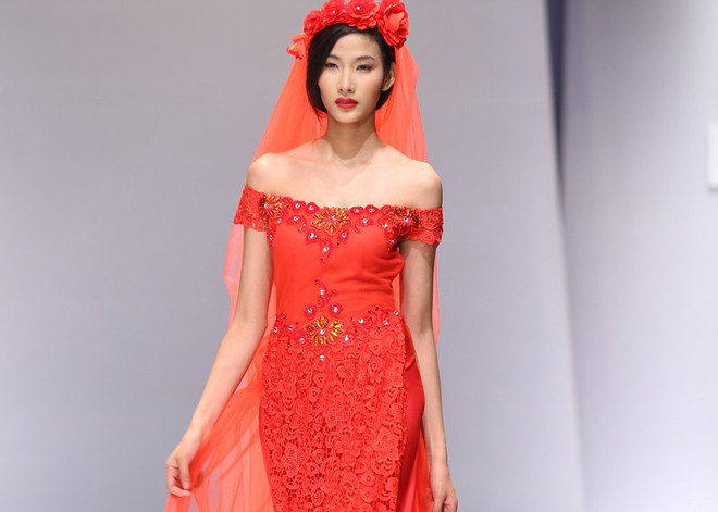 Hoàng Thùy diện áo dài cưới 'nghinh xuân'