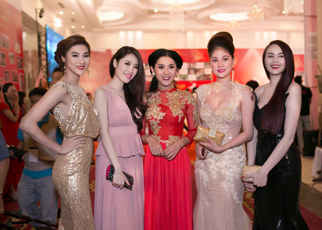 Lâm Chi Khanh kín đáo giữa dàn người đẹp sexy