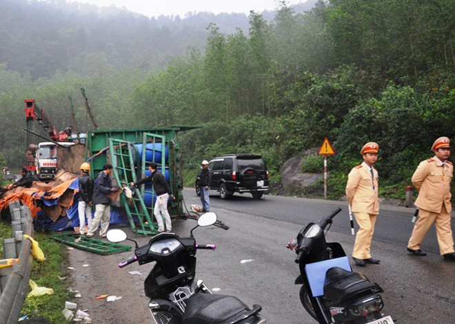 Lật xe chở gỗ, Quốc lộ 1A ùn tắc gần một ngày