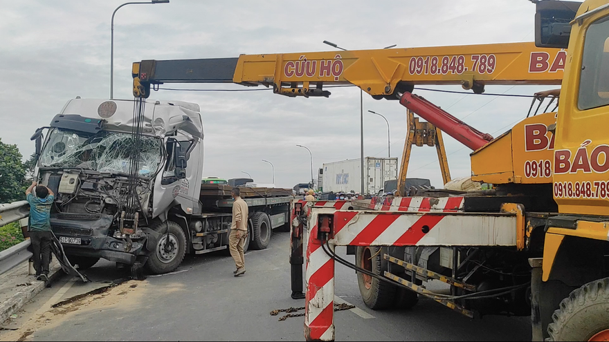 Xe container lao vào lan can cầu Bình Điền, tông tiếp nhiều xe khác