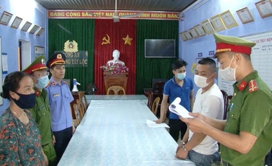 Đọc lệnh khởi tố, bắt tạm giam đối với Ngô Lê Hoàng (thứ hai từ phải sang) về hành vi lạm dụng tín nhiệm chiếm đoạt tài sản.