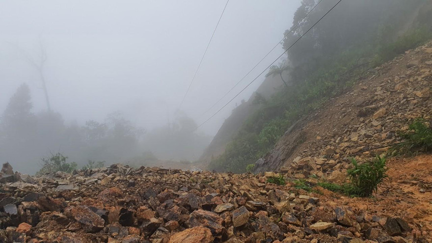 Đường Hồ Chí Minh qua miền núi A Lưới, TT-Huế, lại tái diễn sạt lở do mưa lớn, gây ách tắc giao thông