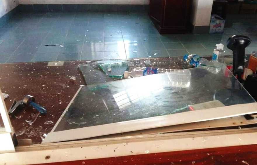 Hiện trường khu vực cấp cứu của trung tâm y tế bị đập phá.