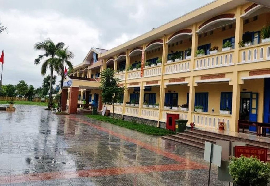 Trường tiểu học Hương Chữ, nơi có nhiều học sinh cùng giáo viên là F1 của ca mắc COVID-19 cũng là học sinh. Ảnh: Hoàng Dũng