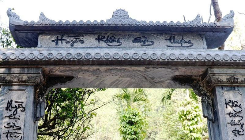 Nghệ thuật thư pháp đầy biến ảo có thể tìm thấy ở bất cứ đâu trong không gian Huyền Không Sơn Thượng (Huế)