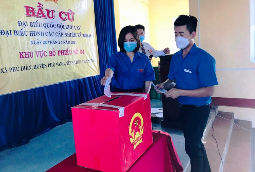 Đoàn viên thanh niên TT-Huế tích cực tham gia công tác bầu cử.