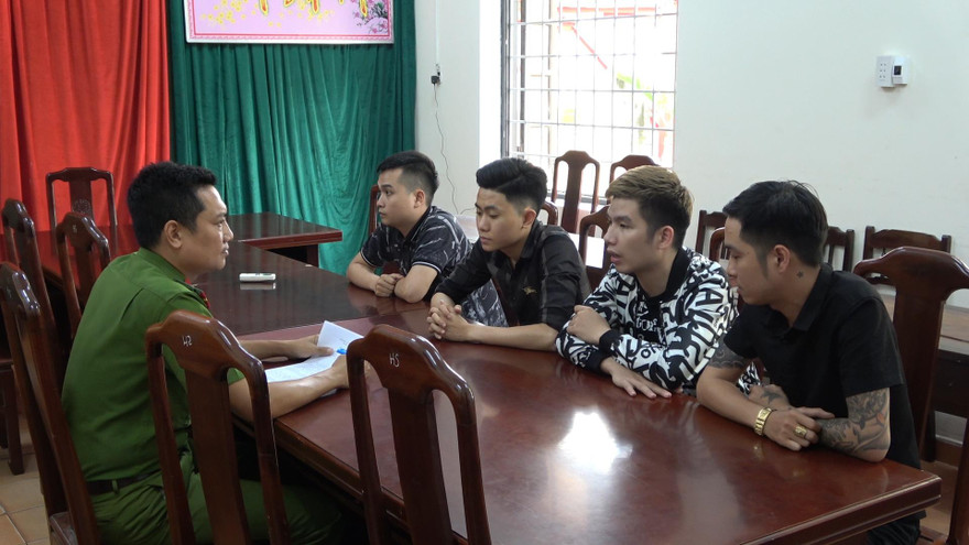 Công an lấy lời khai 4 đối tượng có hành vi “bắt cóc nhằm chiếm đoạt tài sản”.