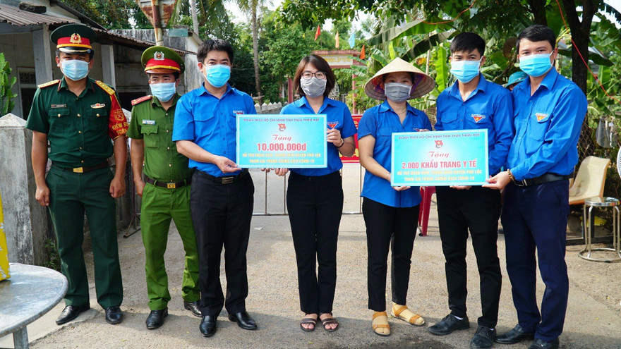 Anh Trần Gia Công, Ủy viên Thường vụ T.Ư Đoàn, Bí thư Tỉnh Đoàn TT-Huế, thăm và động viên lực lượng ĐVTN xung kích làm nhiệm vụ phòng, chống dịch tại địa bàn cách ly thuộc huyện Phú Lộc.