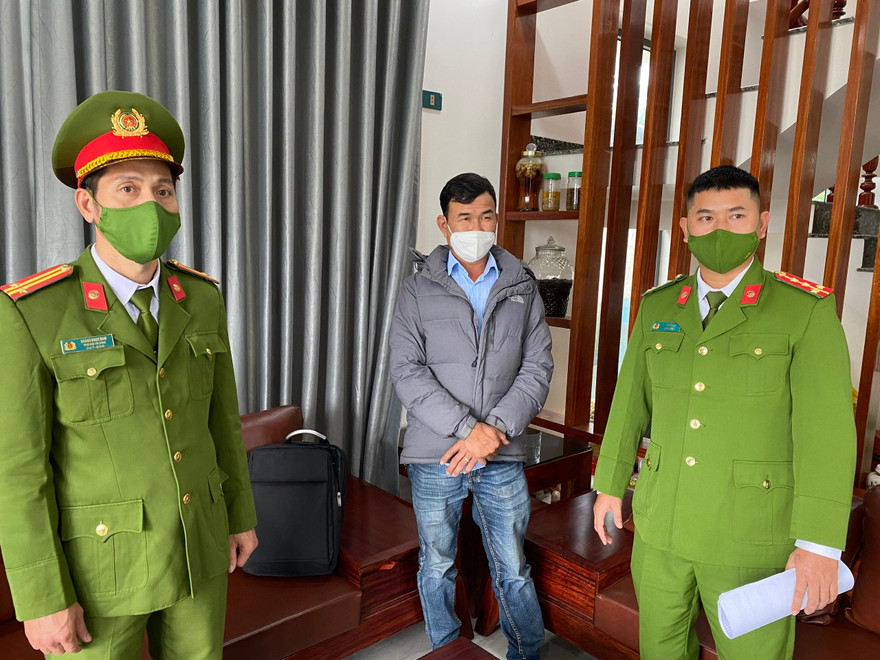 Đối tượng liên quan (giữa) vụ mua bán hóa đơn GTGT trái phép trị giá lên đến 35 tỷ đồng