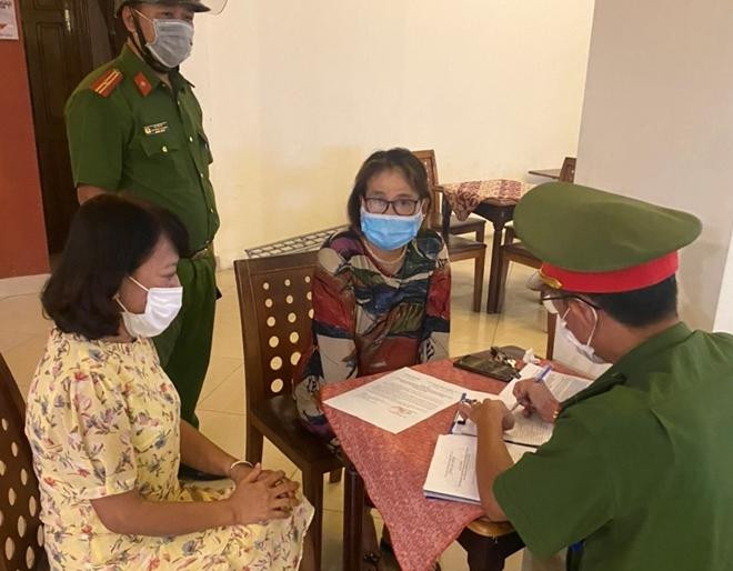 Đại diện Công an TP Huế, lãnh đạo chính quyền địa phương làm việc, lập biên bản một trường hợp vi phạm quy định phòng, chống dịch tại phường Xuân Phú, Huế.