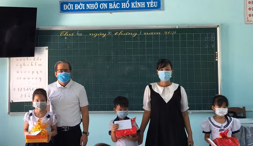 Trao quà, học bổng cho học sinh Trường Tiểu học Phong Chương từ nguồn hỗ trợ của Quỹ Vì tầm vóc Việt và các đơn vị tài trợ, nhà hảo tâm thông qua Báo Tiền Phong 