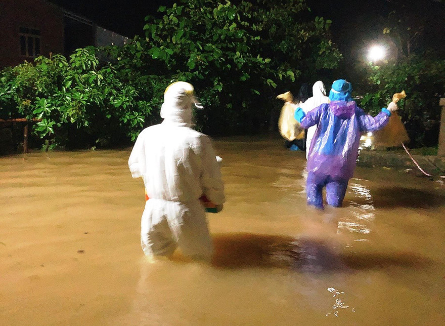 Đội phản ứng nhanh triển khai truy vết, lấy mẫu xét nghiệm các trường hợp F1, F2 liên quan chùm ca bệnh tại xã Phong Hòa, huyện Phong Điền, TT-Huế