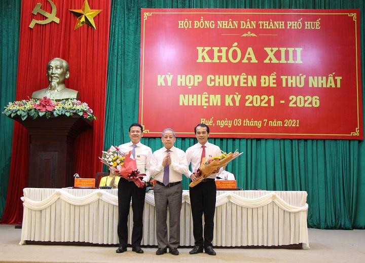 Phó Bí thư Thường trực Tỉnh ủy, Trưởng Đoàn Đại biểu Quốc Hội tỉnh TT-Huế Phan Ngọc Thọ tặng hoa chúc mừng Phó Chủ tịch UBND tỉnh TT-Huế Hoàng Hải Minh và Chủ tịch UBND thành phố Huế Võ Lê Nhật (bìa phải). Ảnh: Huecity