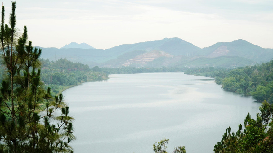 Từ đồi Vọng Cảnh nhìn lên phía thượng nguồn sông Hương