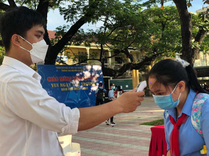 Kiểm tra thân nhiệt và thực hiện các điều kiện bảo đảm an toàn phòng dịch đối với học sinh khi đến lớp