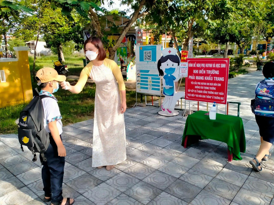 Dù mở cửa đón 100% học sinh đến trường, các trường học tại TP Huế tiếp tục thực hiện các biện pháp phòng, chống dịch, bố trí đo thân nhiệt, sát khuẩn, quét mã QR tại cổng trường hàng ngày