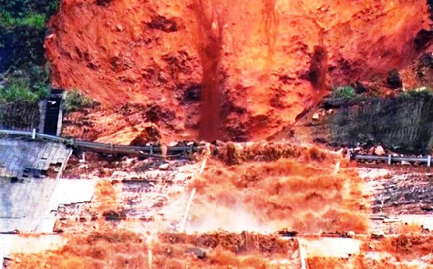 Thời điểm xảy ra sự cố bục vỡ đường ống dẫn nước thuộc nhà máy thủy điện A Lưới.