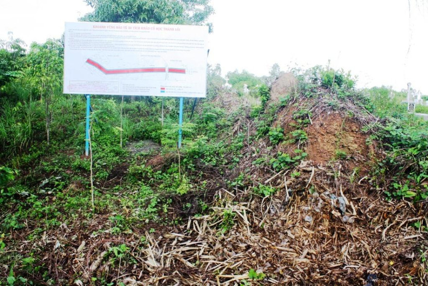 Khu vực khoanh vùng bảo vệ di tích tòa thành cổ. Ảnh: Điền Quang