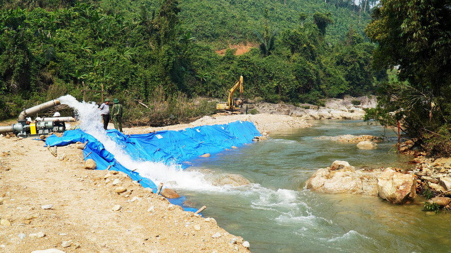 Nắn chỉnh dòng, hút cạn nước sông Rào Trăng để tìm kiếm nạn nhân mất tích.