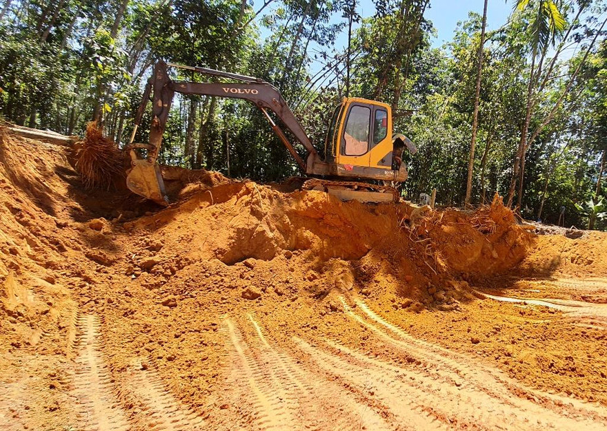 Khai thác đất làm vật liệu san lấp tại TT-Huế. Ảnh minh họa