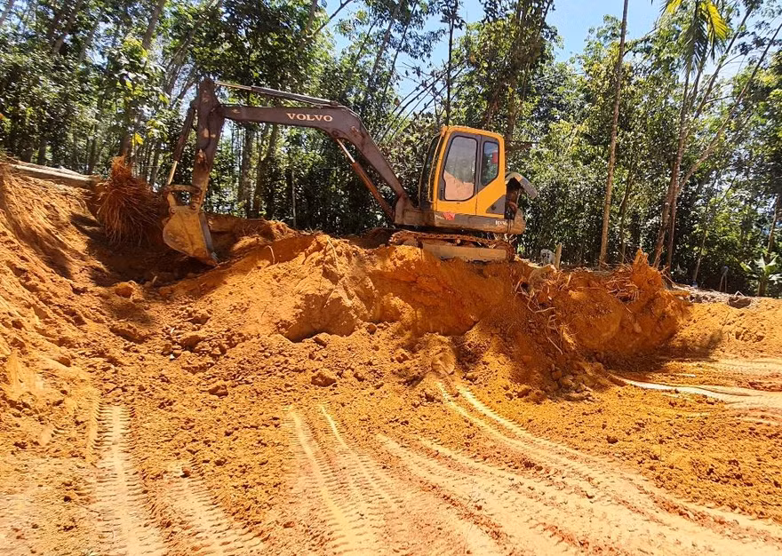 Khai thác đất làm vật liệu san lấp tại TT-Huế. Ảnh minh họa