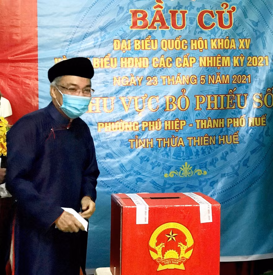 Ông Ngô Hòa - nguyên Phó Chủ tịch UBND tỉnh TT-Huế, nghiêm cẩn trong trang phục áo dài truyền thống khi đi bầu cả.