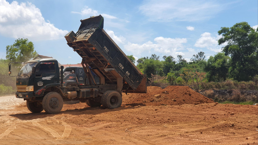 Tùy tiện tập kết, ồ ạt đổ đất làm vật liệu thông thường, đất lẫn sỏi, đá có thành phần khác với loại đất đang sử dụng lên vùng đất nông nghiệp, nhưng chính quyền lại ngó lơ
