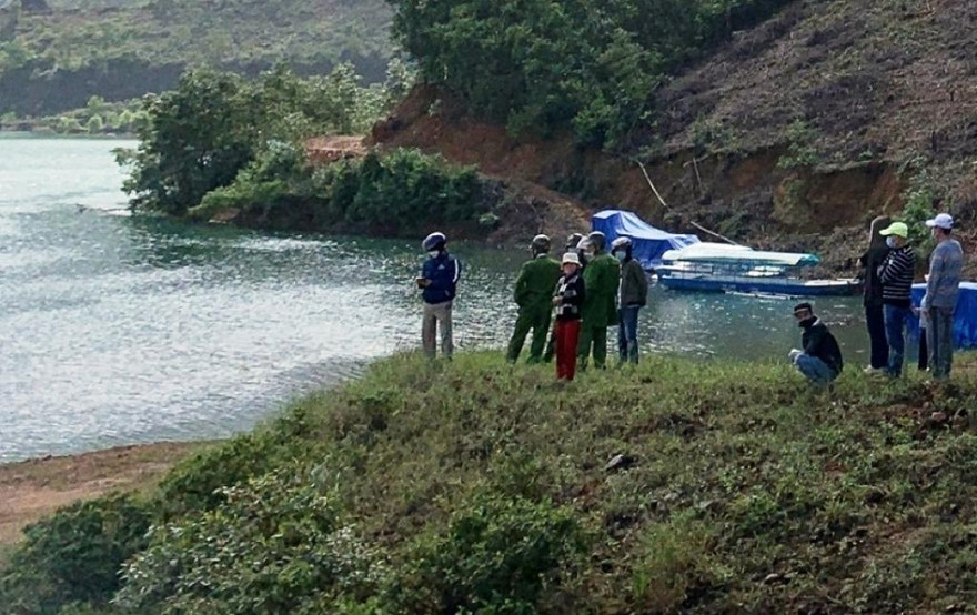 Người thân chờ đưa thi thể ông Đỗ Văn Nh. vào bờ để chuyển về nhà lo hậu sự.