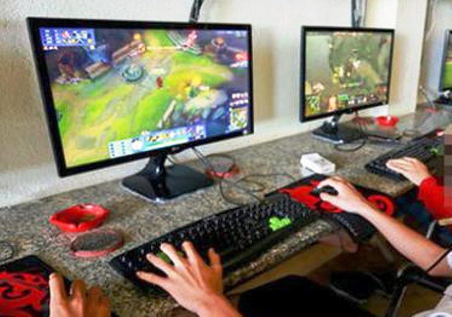 UBND huyện Phong Điền (tỉnh TT-Huế) xử lý một trường hợp dịch vụ game online vi phạm quy định phòng dịch. Ảnh minh họa.