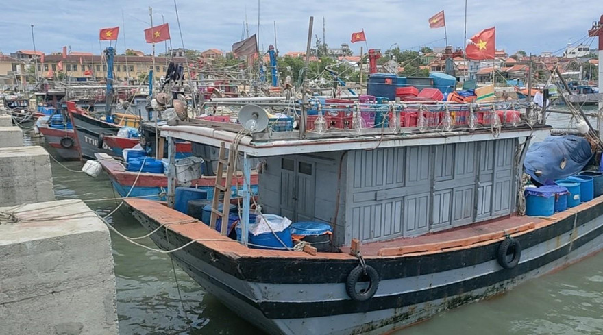 TT-Huế đã kêu gọi hơn 2.000 tàu thuyền đánh bắt trên biển vào bờ trú tránh áp thấp nhiệt đới an toàn