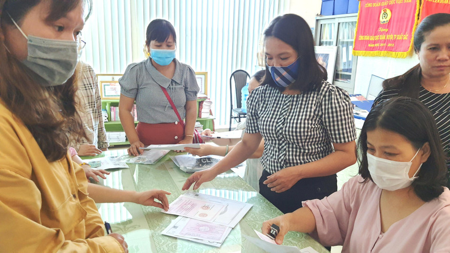 Phòng GD&ĐT TP Huế khẩn trương các thủ tục bàn giao con dấu về cho các trường sáp nhập từ chiều muộn 22 và sáng 23/7