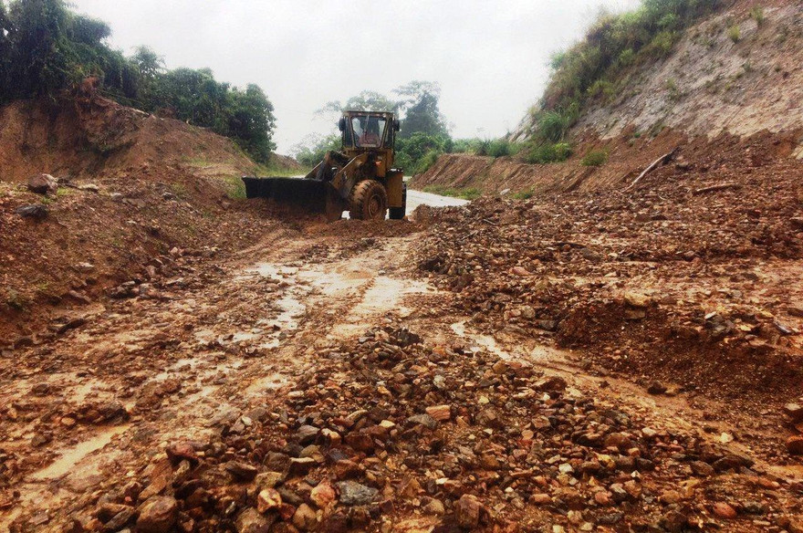 Mưa lớn gây sạt lở đất đá vùi lấp đường giao thông tại TT-Huế trong ngày 8/10