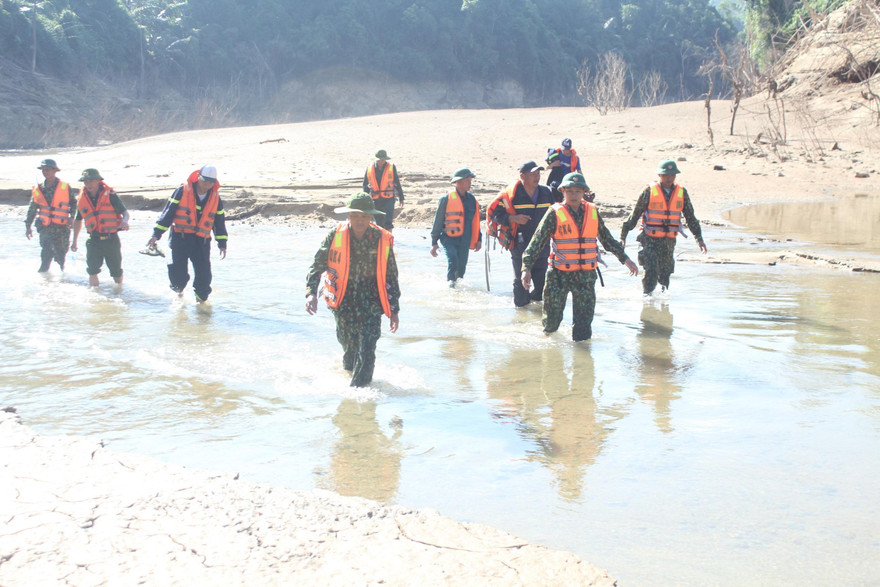 Tìm kiếm tại Rào Trăng 3 trong giai đoạn 5 bước sang ngày thứ 8. Lực lượng chức năng chia tốp lội dò tìm dọc sông Rào Trăng, trên chiều dài hơn 3km