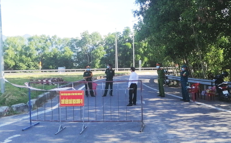 Lập chốt kiểm soát đối với người, phương tiện vào ra xã Lộc Thủy, huyện Phú Lộc để phòng, chống dịch COVID-19