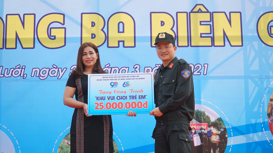 Trao biển tượng trưng tặng công trình khu vui chơi trẻ em tại xã Trung Sơn, huyện biên giới A Lưới, TT-Huế.