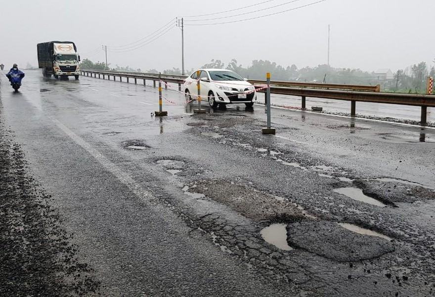 Mặt đường Quốc lộ 1 qua huyện Phú Lộc, TT-Huế, thường xuyên hư hỏng