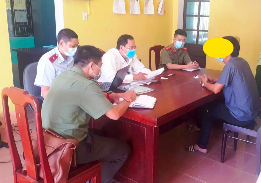 Lực lượng chức năng làm việc với người mạo danh nhân viên Hue-S gọi điện thoại uy hiếp, đe dọa người khác (ảnh Sở TT&TT)