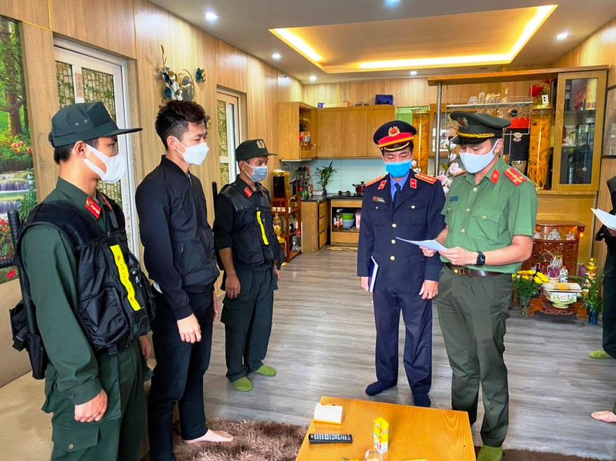 Đọc lệnh khởi tố, bắt tạm giam đối với Nguyễn Tiến Đường. Ảnh: CATTH