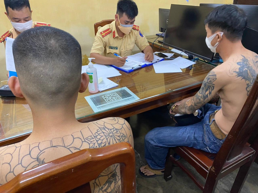 Các "quái xế" bị Công an TP Huế phát hiện, lập biên bản xử lý