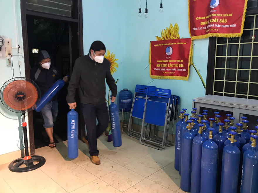 Tập kết bình oxy về Huế hỗ trợ bệnh nhân mắc COVID-19 điều trị tại nhà