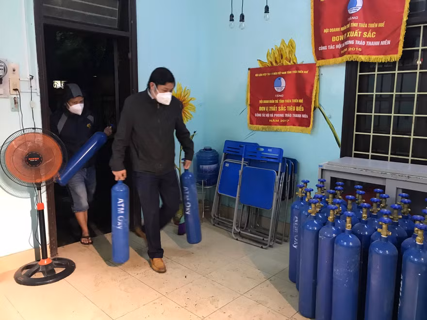 Tập kết bình oxy về Huế hỗ trợ bệnh nhân mắc COVID-19 điều trị tại nhà