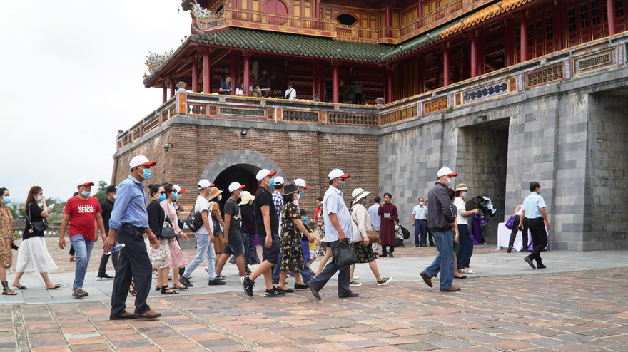 Du khách nườm nượp tham quan Đại nội Huế vào chiều 30/4.