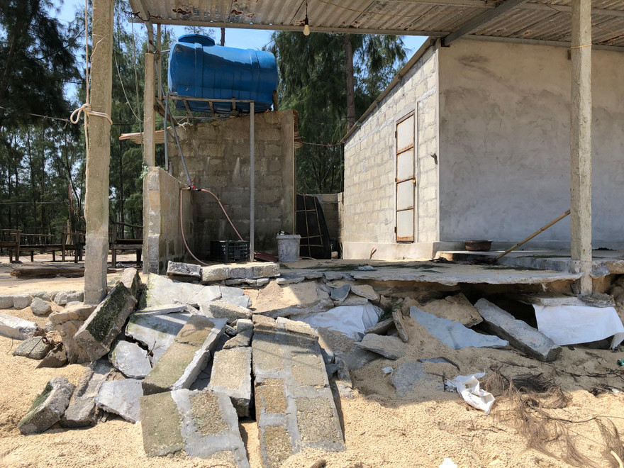 Nhà cửa khu vực bờ biển xã Hải Dương, TP Huế, trở nên tan hoang vì nạn sạt lở