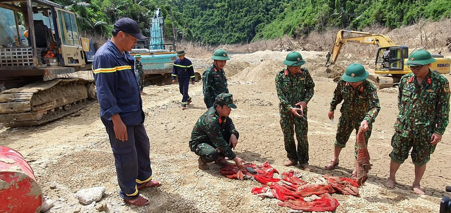 Nhói lòng khi tìm thấy tấm chăn đắp nghi của nạn nhân Rào Trăng 3 trôi từ hiện trường sạt lở cách điểm tìm kiếm 3,5km